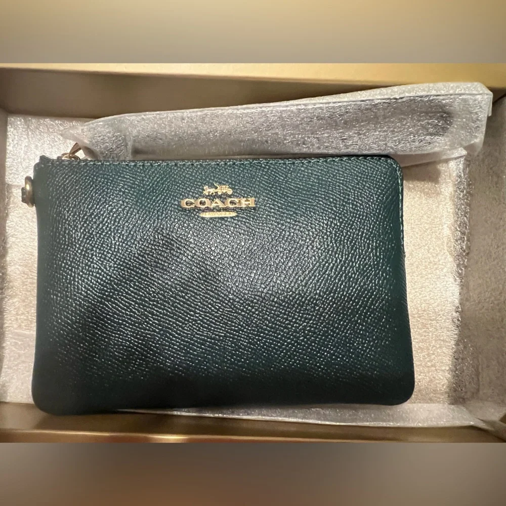 Coach Boxed Forrest Green Leather Wristlet Includes 2 Winter Charms